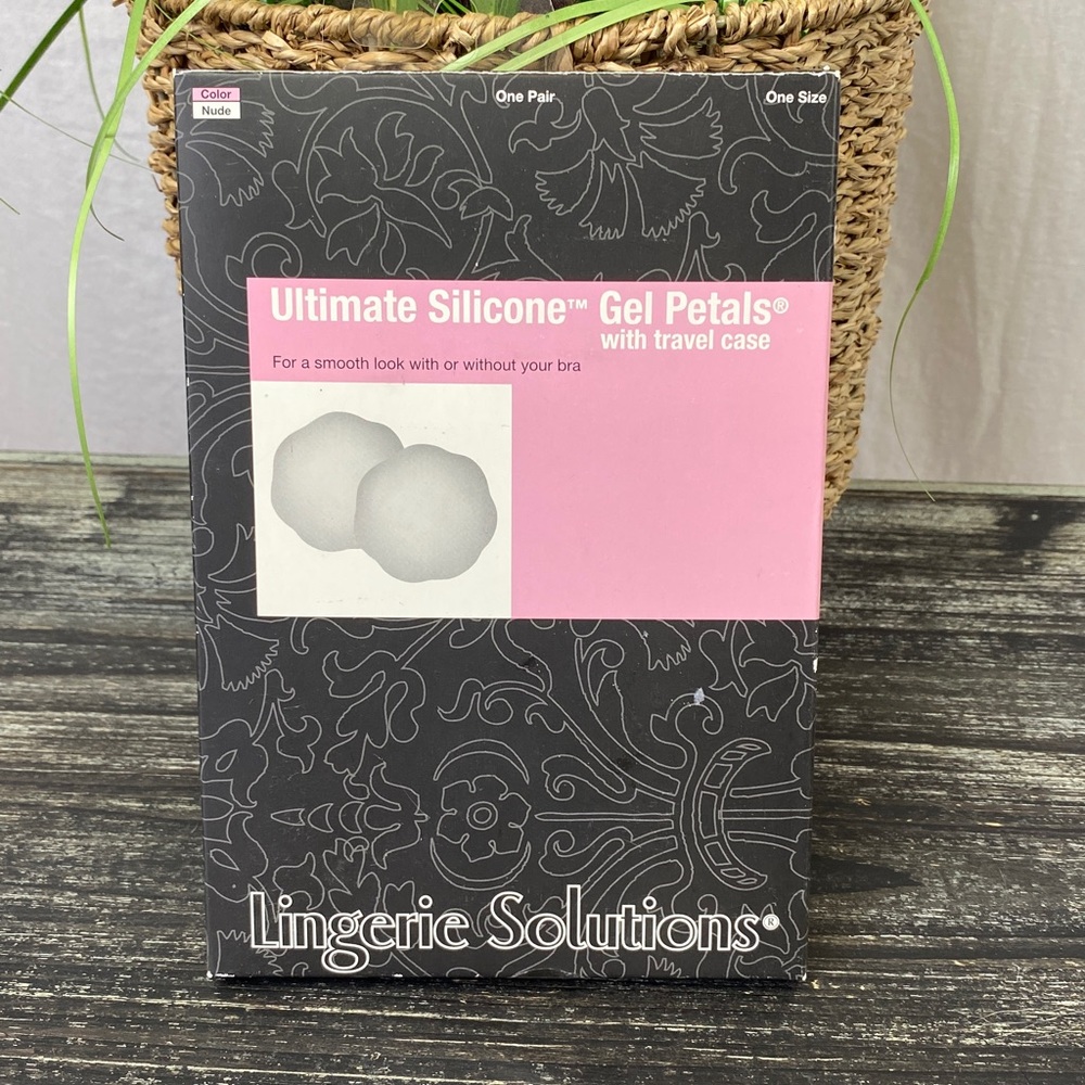 ❤️ Lingerie Solutions Silicone Gel Breast Petals With Travel Case NIB NEW